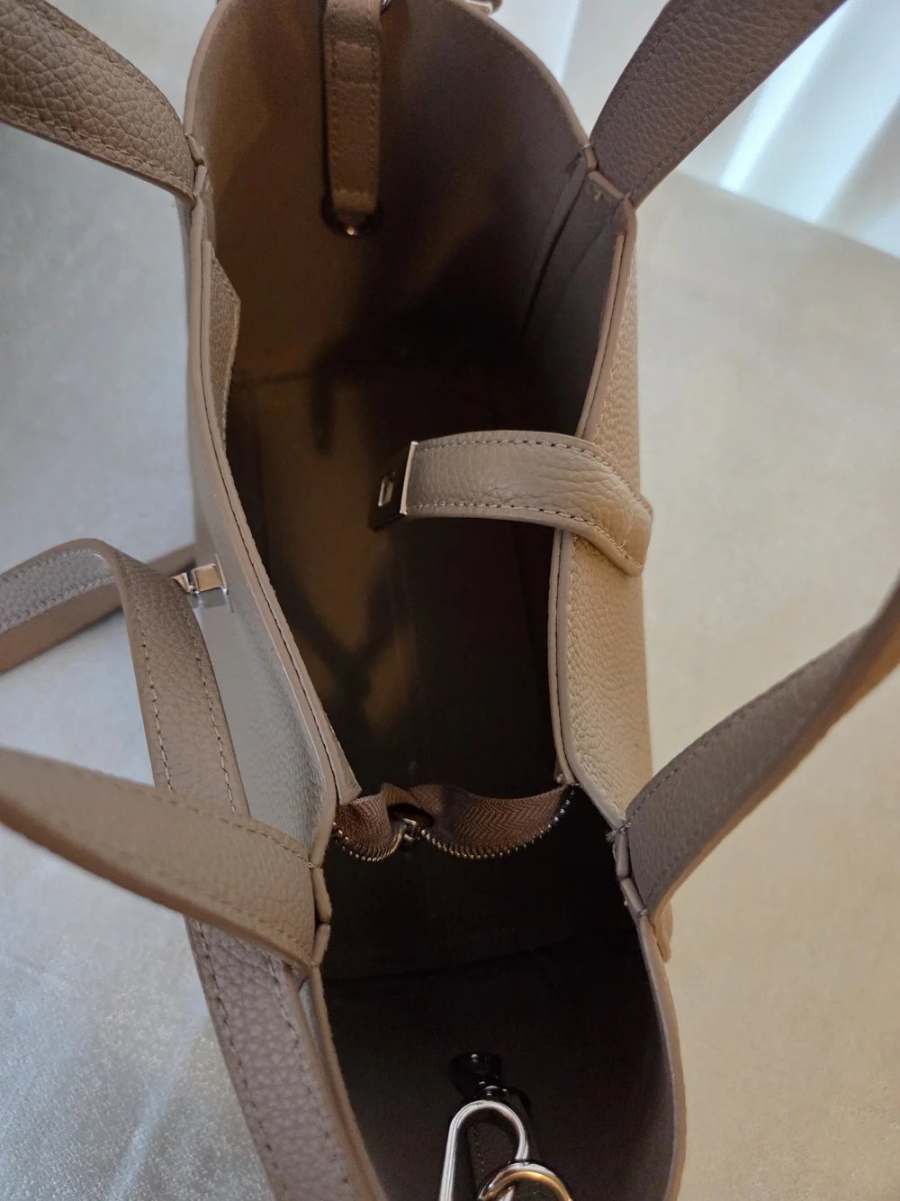 Classic Tan Quality Leather Bucket Tote Bag with Strap & Twist Lock Closure